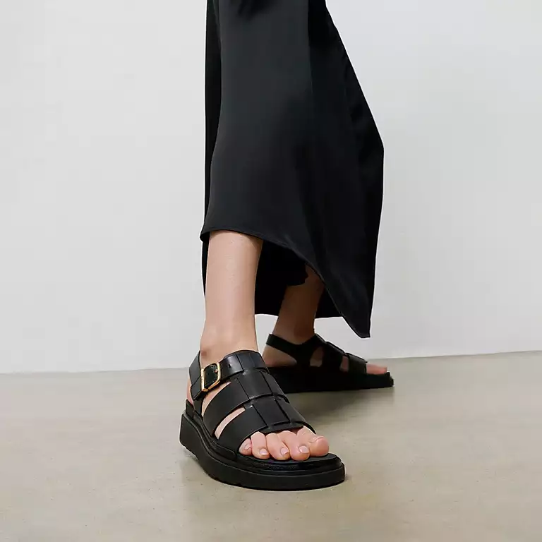 Fitflop Gen-FF Leather Fisherman Sandals In Black - Image 4