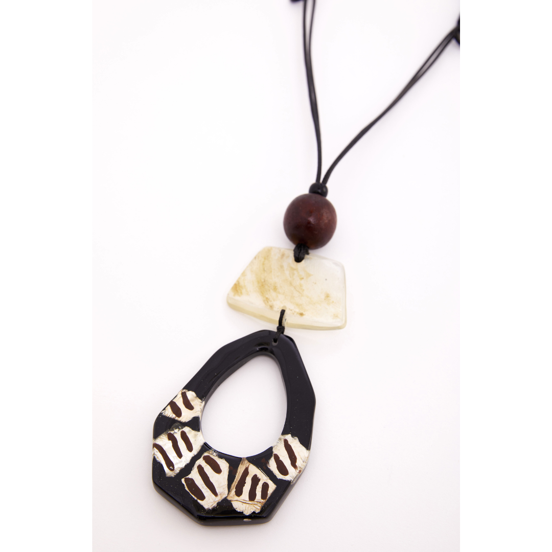 Naya Necklace With Frosted Oval Cut Stone In Black